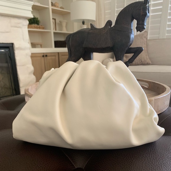 Bottega Veneta The Pouch Leather Clutch - Picture 2 of 16